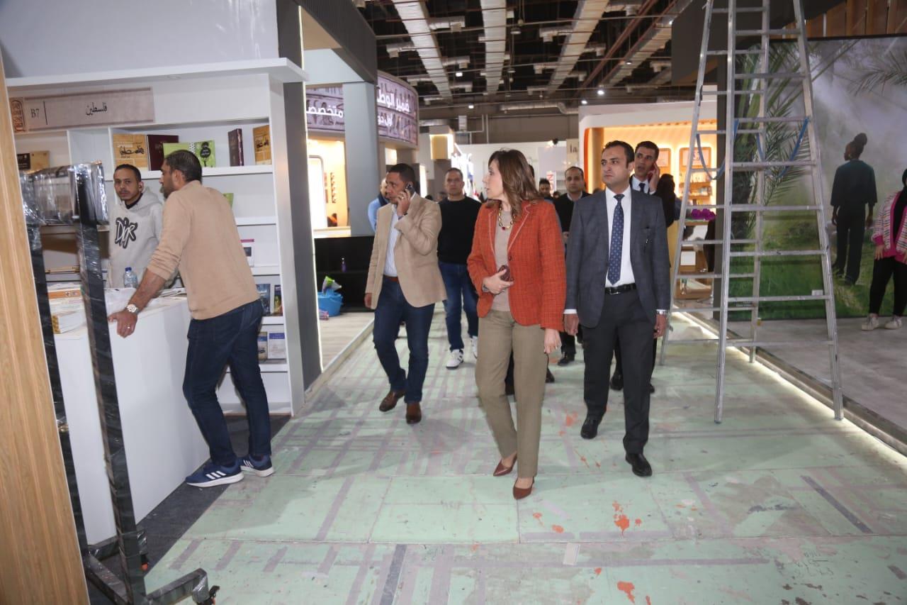 وزيرة الثقافة تتفقد التجهيزات النهائية لمعرض القاهرة الدولي للكتاب (1)