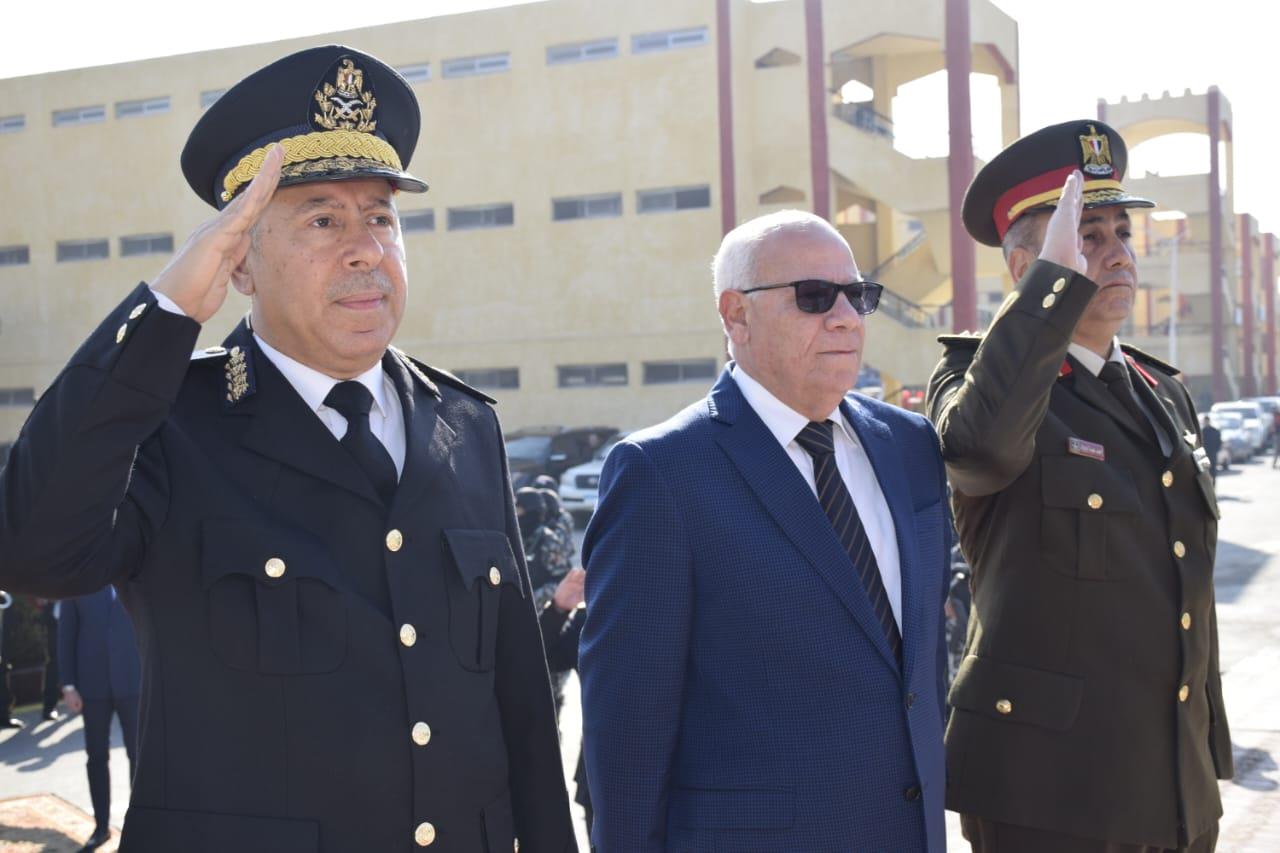 محافظ بورسعيد يزور قوات الأمن للتهنئة بعيد الشرطة