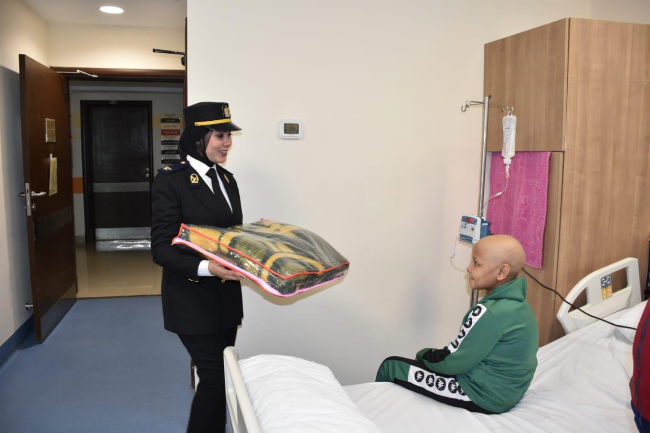ضباط مديرية أمن الأقصر يوزعون الهدايا على المرضى فى مستشفى الأورام 