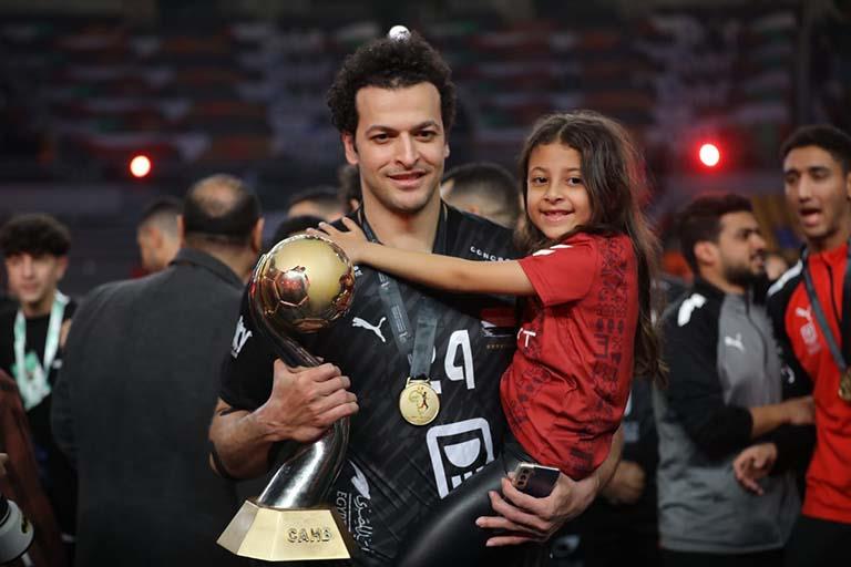 إبراهيم المصري يحتفل بفوز منتخب مصر بكأس أفريقيا لكرة اليد مع ابنته (3)