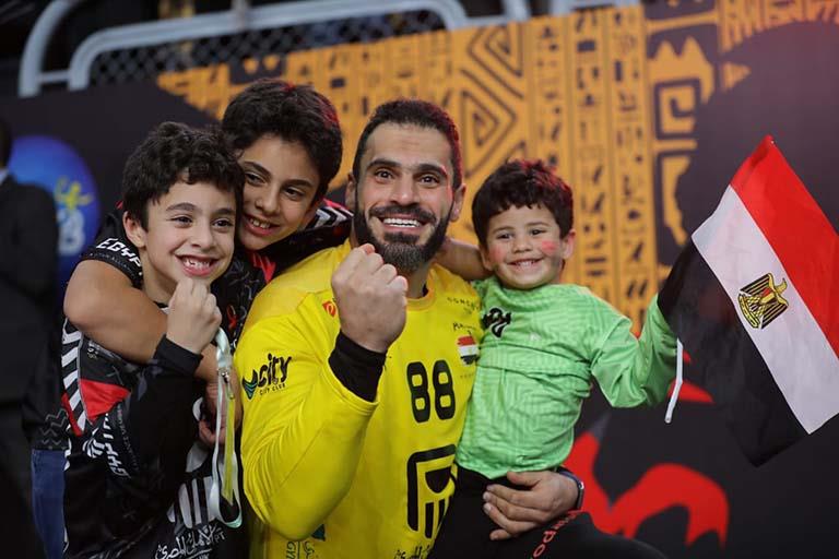 كريم هنداوي يحتفل بعد أبنائه بالفوز بكأس الأمم الإفريقية لكرة اليد (1)
