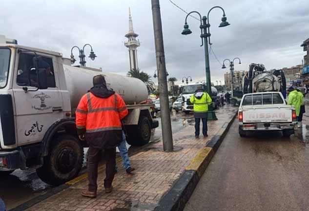 كسح مياه الأمطار بشوارع الإسكندرية (2)