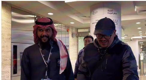 هشام عباس يصل السعودية لحفل كاسيت 90 (1)