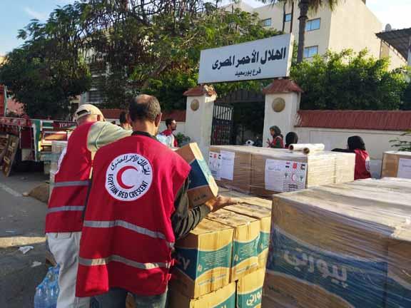 الهلال الأحمر يجهز شاحنة مساعدات إنسانية (1)