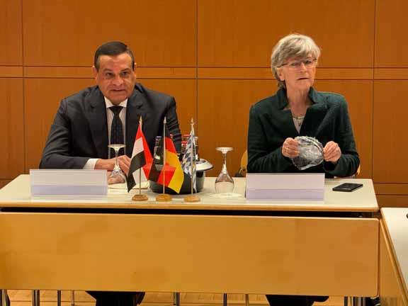 وزير التنمية المحلية يزور ولاية بافاريا الألمانية (1)