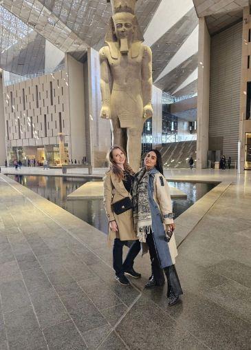 جوري بكر مع إحدي صديقاتها من المتحف المصري الكبير