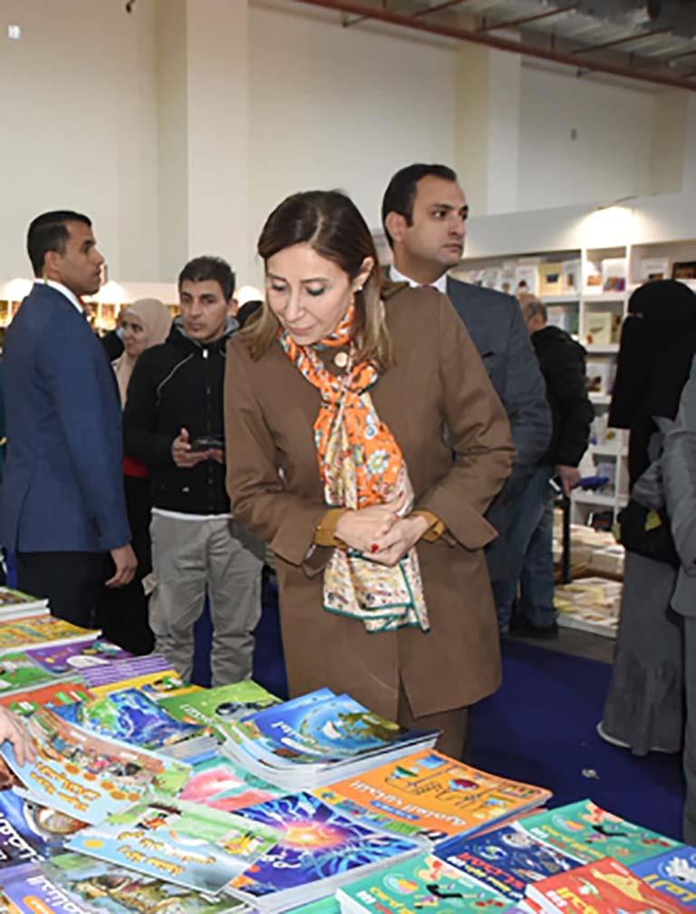 الدكتورة نيفين الكيلاني خلال الجولة التفقدية بمعرض الكتاب