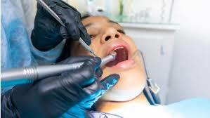 امرأة تقاضي طبيب أسنان 