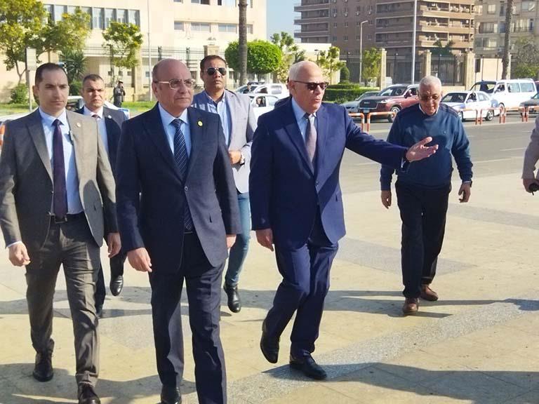 وزير العدل يلتقط صورا تذكارية ويتجول في شوارع بورسعيد (8)
