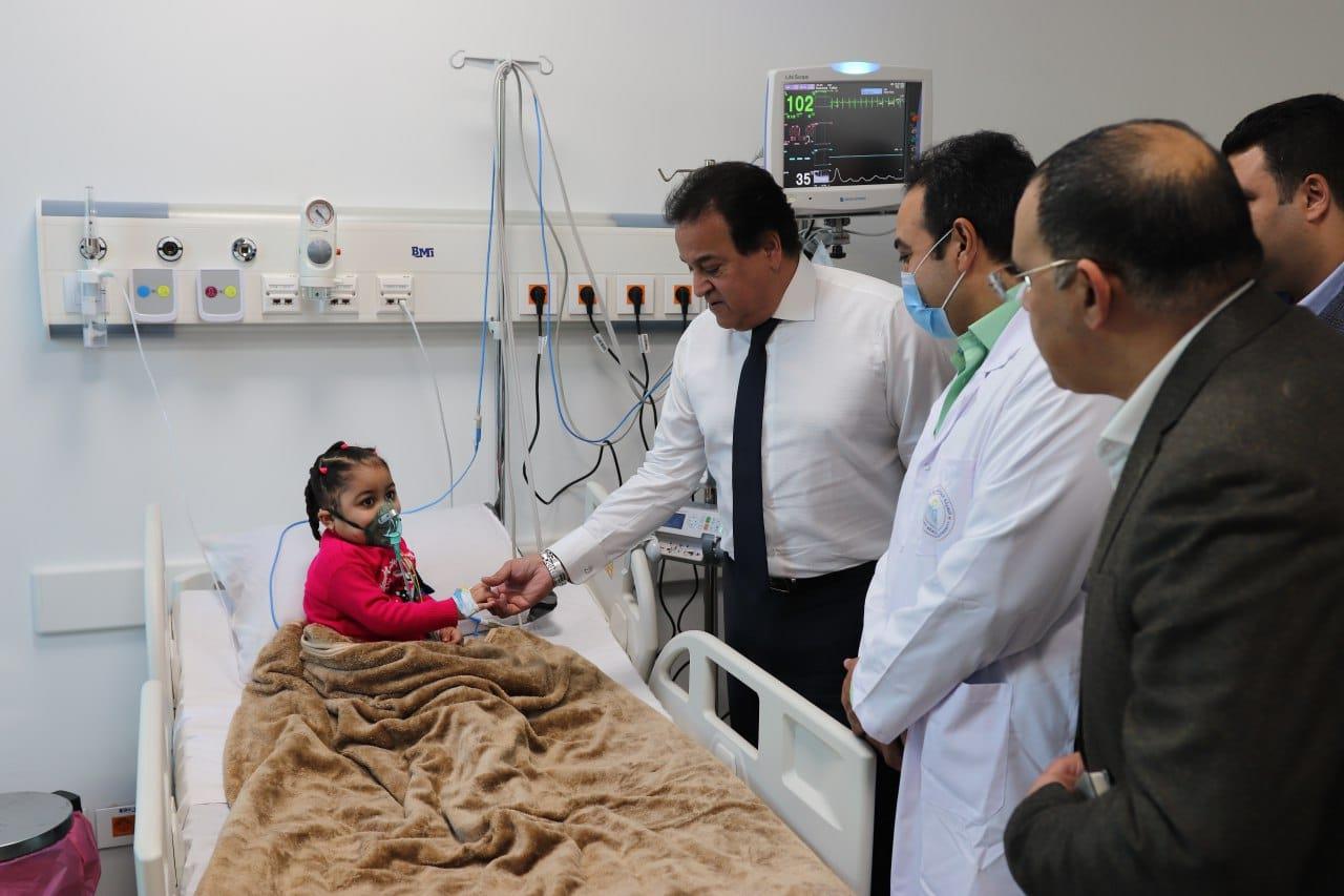 عبدالغفار يطمئن على طفلة مريضة 