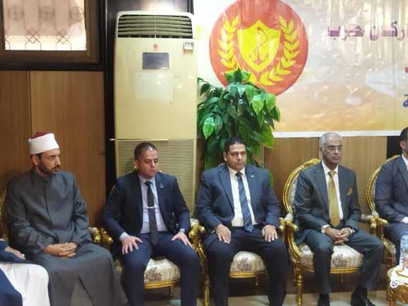 محافظ بورسعيد يترأس وفدا لتقديم التهنئة للأخوة المسيحيين (1)