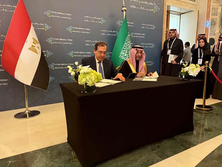 خلال توقيع مذكرة التفاهم بين وزير البترول المصري ووزير الصناعة السعودي
