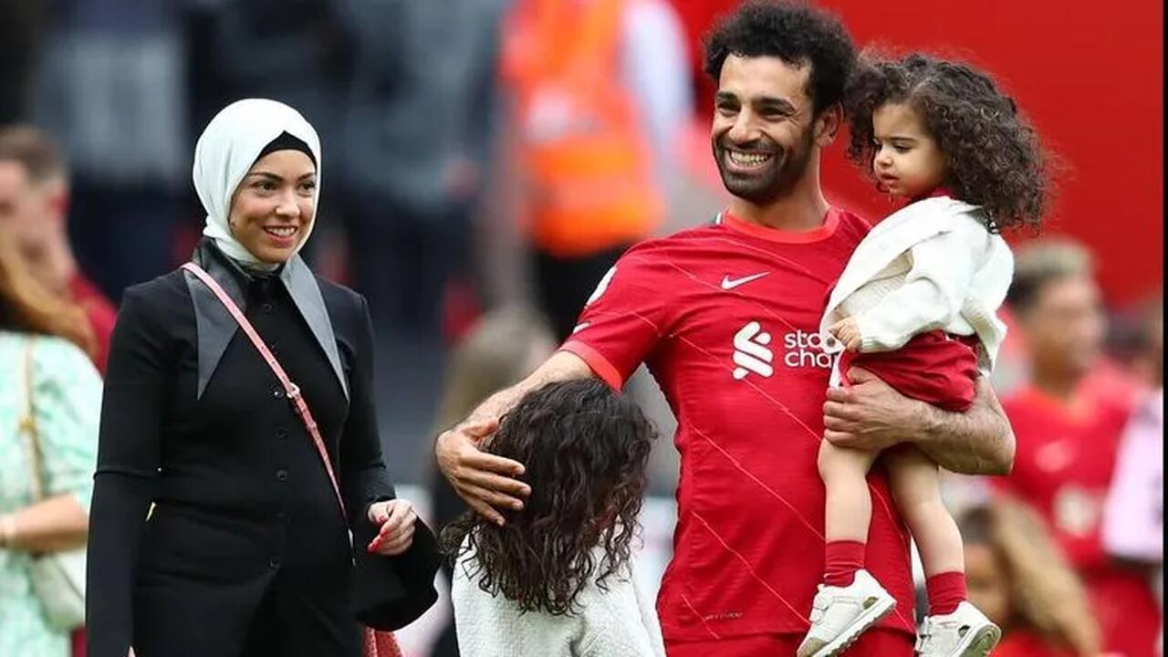 محمد صلاح رفقة زوجته_Easy-Resize.com