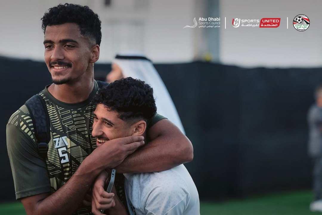 لاعبو بيراميدز والزمالك يتقابلون على هامش تدريباتهم بالإمارات