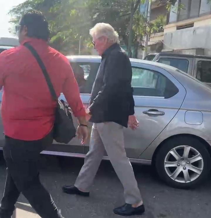 شقيقه حسين فهمي في جنازه شقيقه الفنان مصطفى فهمي