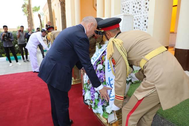 محافظ القاهرة يضع إكليلًا من الزهور على مقابر الشهداء