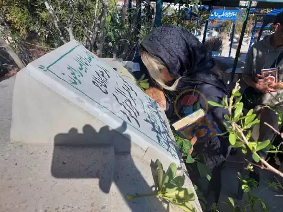 بوسي شلبي تقرأ القرآن أمام قبر محمود عبد العزيز (3)