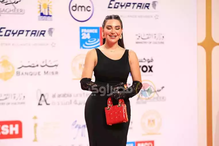 سارة نخلة تبهر الجماهير والمصورين في مهرجان القاهرة السينمائي