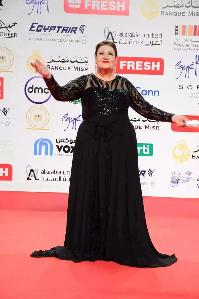 ميمي جمال بالأسود في مهرجان القاهرة 