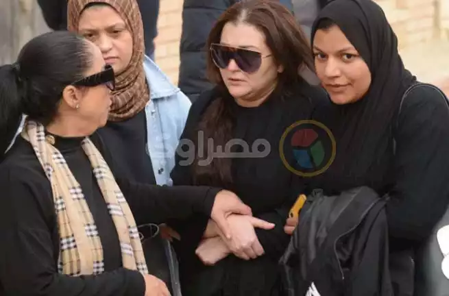 انهيار زوجة حمادة هلال في جنازة والدها