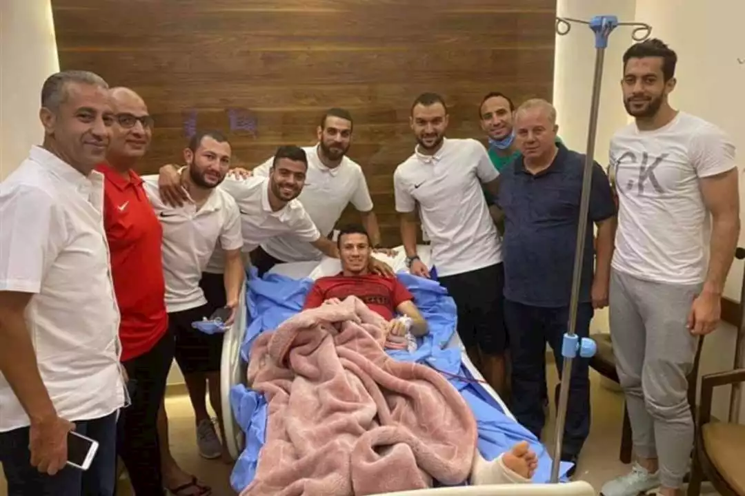 زملاء محمد شوقي غريب يدعمونه عقب تعرضه لإصابة بقطع في الرباط الصليبي