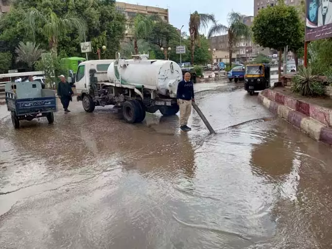 جهود إزالة آثار الأمطار بالشوارع (1)