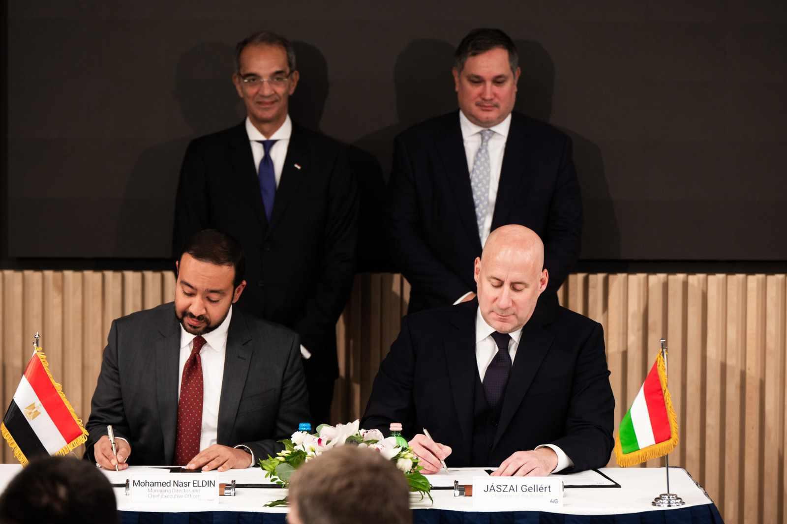 خلال توقيع اتفاقية إنشاء كابل بحري بين المصرية للاتصالات ومجموعة ''4IG'' المجرية