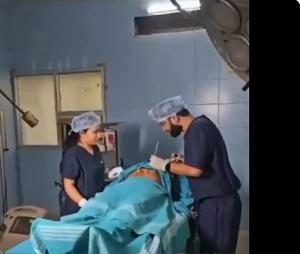 فصل طبيب من مستشفى والسبب جلسة تصوير داخل العمليات