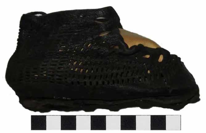 أحذية أطفال في قاعدة عسكرية رومانية في بريطانيا عمرها نحو 1800 سنة