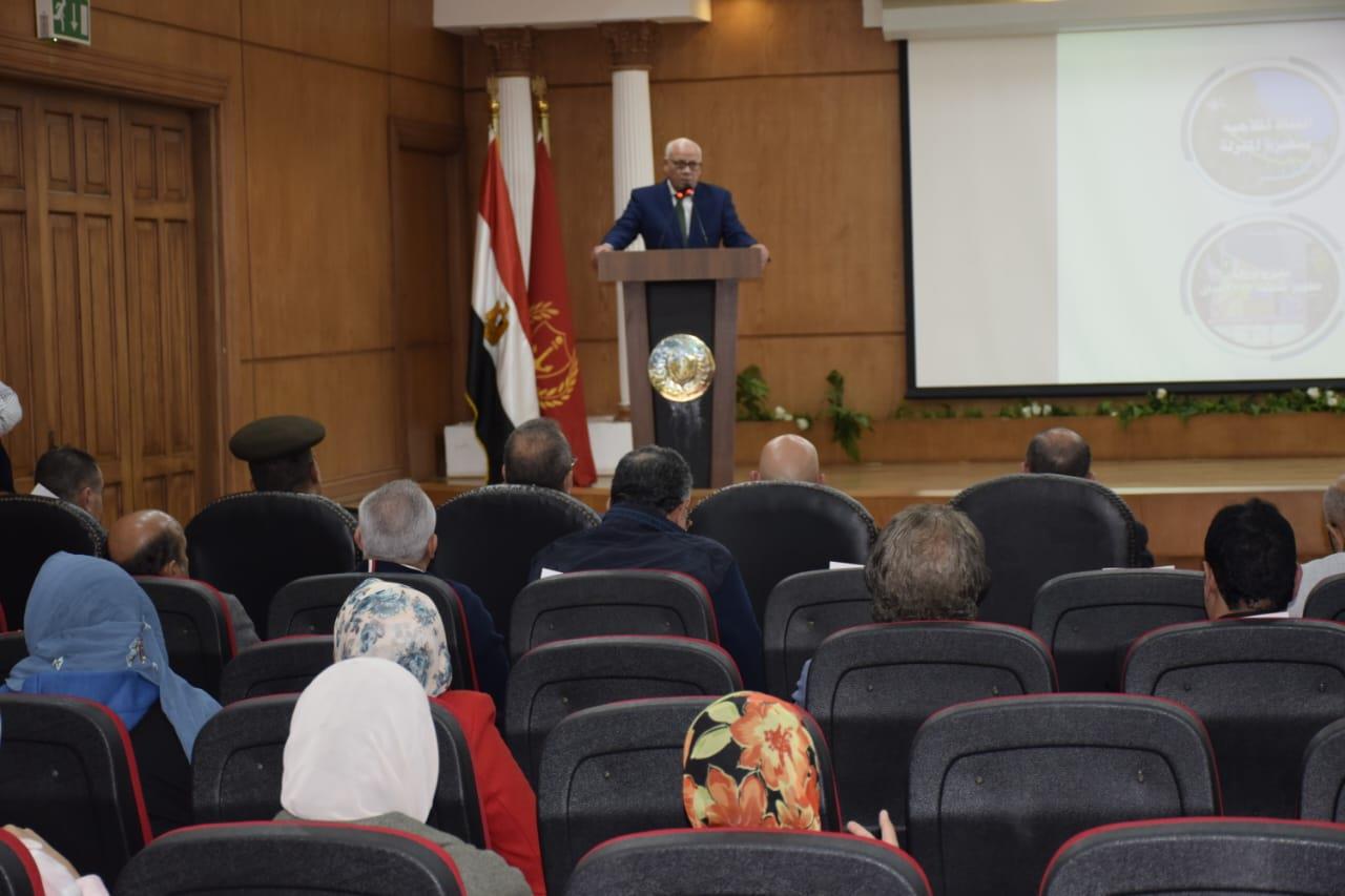 مستشار محافظة بورسعيد للمساحة خلال الاجتماع (2)