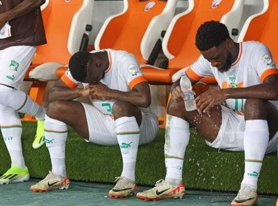 حزن لاعبي كوت ديفوار بعد الهزيمة من غينيا الاستوائية ٢