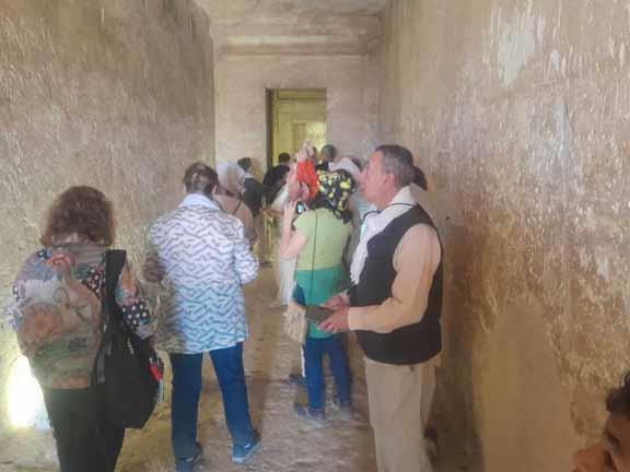 وفد سياحي أسباني يزور آثار تل العمارنة (1)