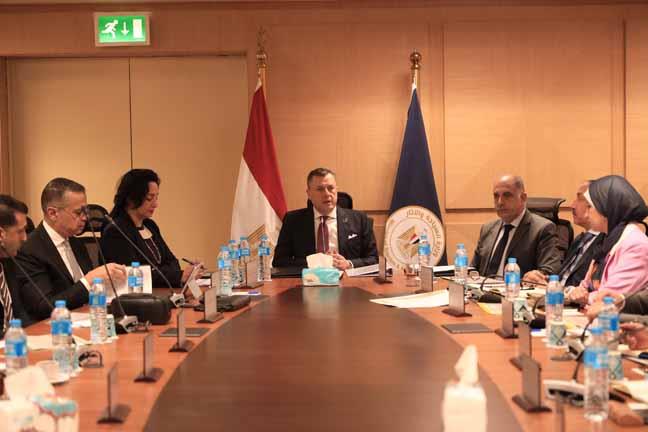 وزير السياحة والآثار يعقد اجتماعاً موسعاً لمناقشة سبل تطوير منتج السياحة النيلية في مصر  (1)