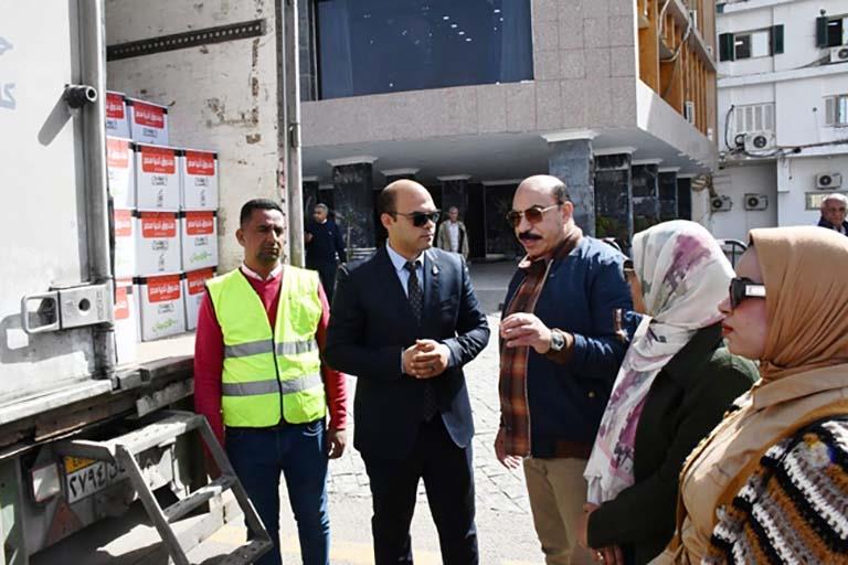 محافظ أسوان يتفقد قافلة مساعدات من صندوق تحيا مصر