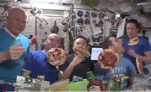 البيتزا في الفضاء