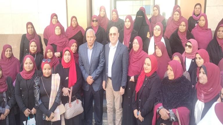 وزير الإسكان يلتقط صورا مع موظفي ديوان محافظة الوادي الجديد