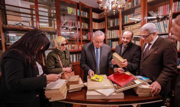 ابنة نجيب محفوظ تهدي مكتبته إلى مكتبة الإسكندرية ١_8
