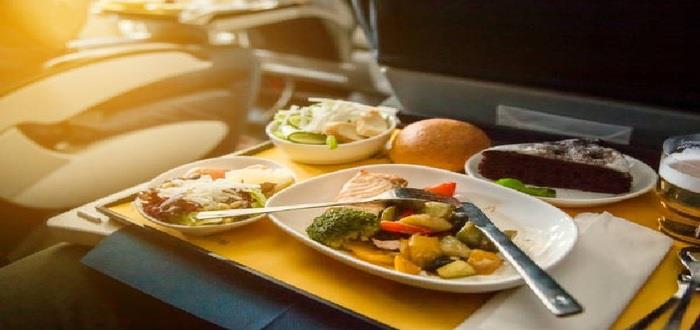  مسافر يجد مفاجأة غير متوقعة داخل ساندوتش وجبة الطائرة