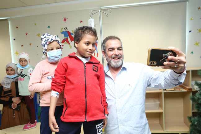 الفنان أحمد عبد العزيز يزور مستشفى الأورام (1)