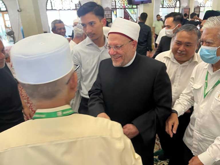 المفتي يؤمُّ المصلين في صلاة الجمعة بأقدم مساجد سنغافورة