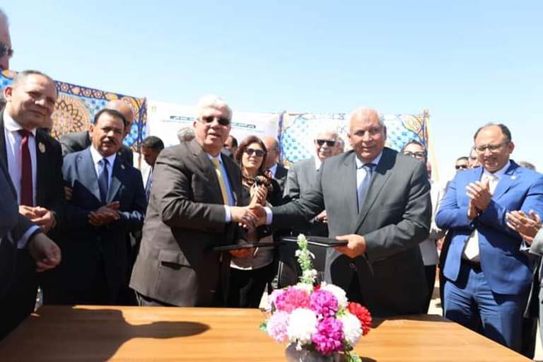 وزير التعليم العالي يضع حجر الأساس لمشروع أرض الجامعات المصرية بالوادي الجديد (1)