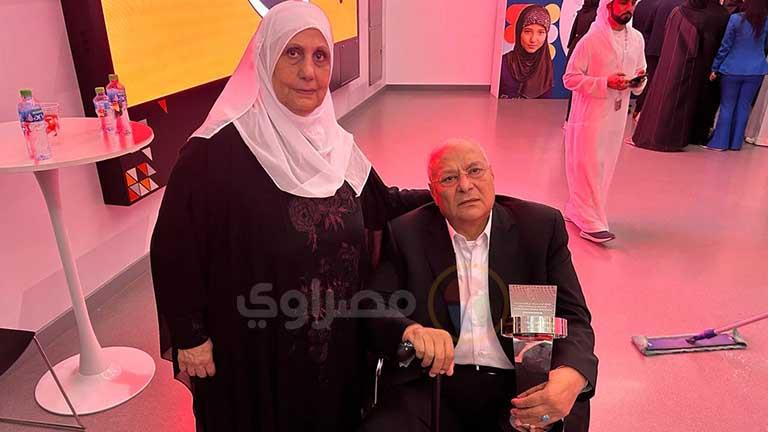 السيدة فتحية محمود الفائزة المصرية بجائزة صنّاع الأمل برفقة زوجها 