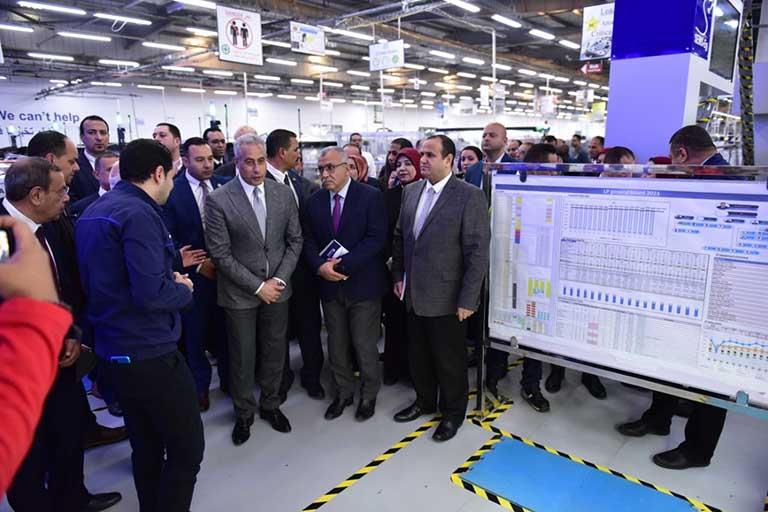 وزير العمل يزور مصنع الضفائر الكهربائية ببورسعيد 