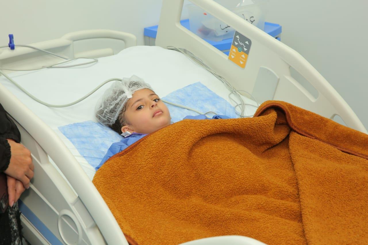 الطفلة جاسمين محمود خلال تلقيها العلاج