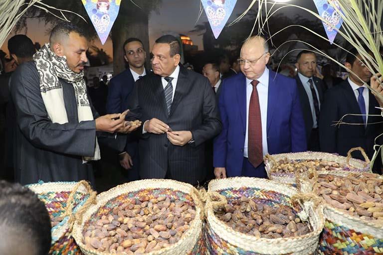 وزير التنمية المحلية ومحافظ القاهرة يفتتحان مهرجان التمور بحديقة الحرية (9)