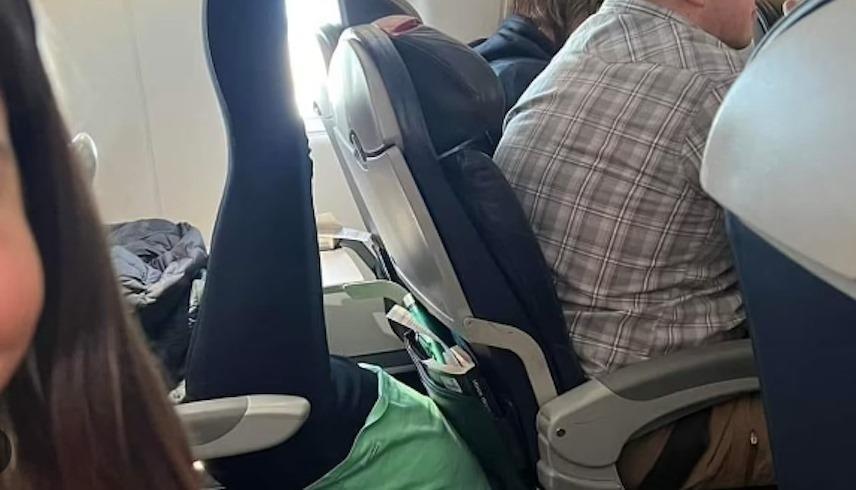 تصرفات مرعبة لمسافرة تثير الجدل على طائرة