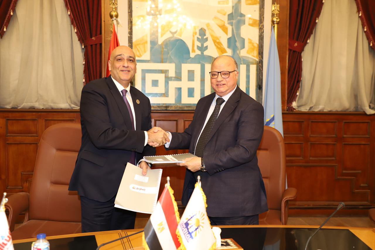 رئيس جهاز تنمية المشروعات ومحافظ القاهرة خلال توقيع العقود