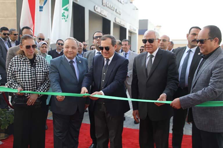 وزير البترول ومحافظ الجيزة خلال افتتاح محطتي تموين السيارات المتكاملتين