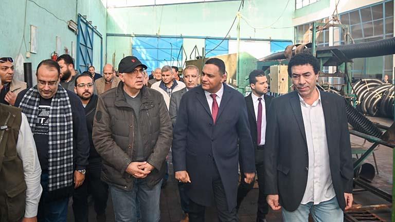 وزير الري يتفقد مصنع مواسير الصرف بمركز أجا (6)