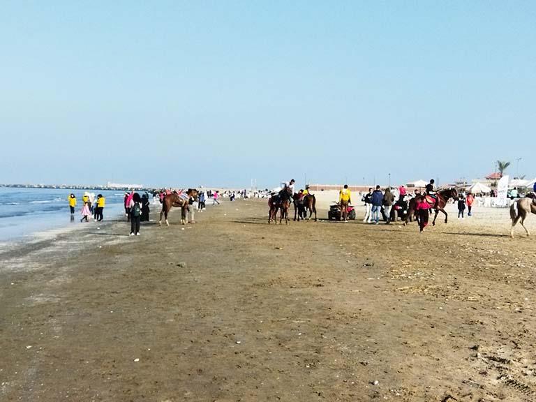 إقبال كبير من المواطنين على شواطئ بورسعيد (2)